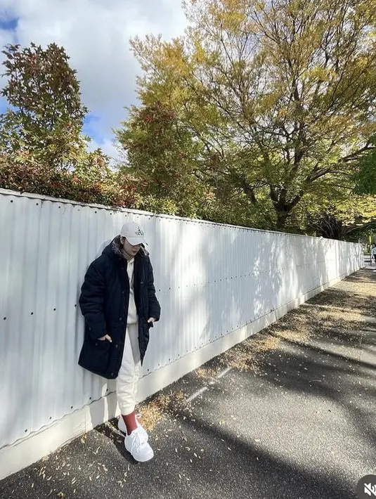 Ia pun kembali mengenakan topi cap putih dipadukan inner hoodie dan celana training warna serasi. Serta outer padding jaket hitamnya. Credit: (@anneofficial1990)