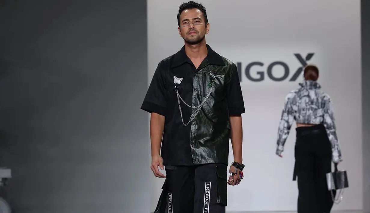 <p>Tak hanya seru setiap membawakan acara, Raffi Ahmad juga tampil lihai saat Runway di NYFW 2022. (sumber: Instagram @erigostore)</p>