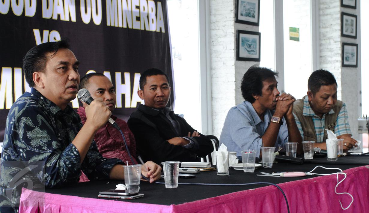 Anggota DPR RI Effendi Simbolon (kiri) memberikan paparan saat berdiskusi mengenai kisruh Freeport di Jakarta, Minggu (6/12/2015). Dialog tersebut bertema "Pembegal UUD dan UU Minerba Vs Papa Minta Saham". (Liputan6.com/Faizal Fanani) 