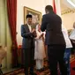 Presiden Jokowi menyalami tamu dalam open house Lebaran di Istana Kepresidenan Jakarta, Rabu (5/6/2019). (Liputan6.com/Lizsa Egeham)