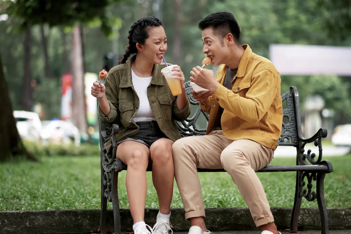 couple kencan bahagia
