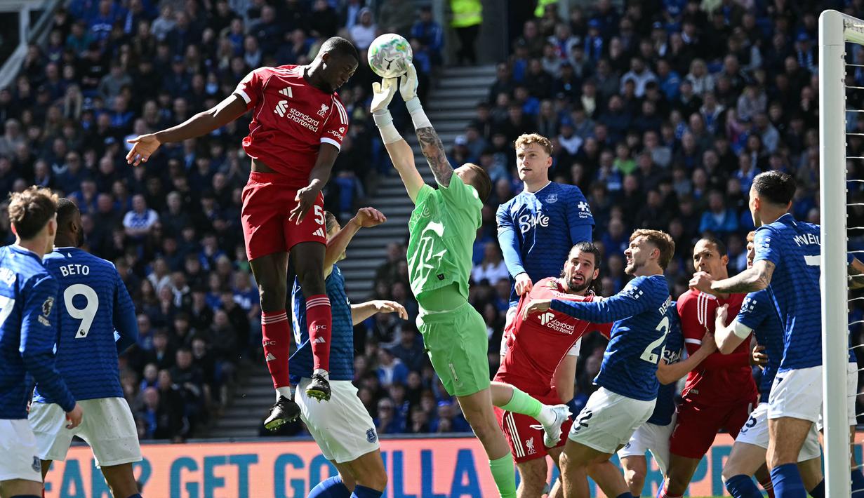 Skor 1-1 tak berubah hingga wasit memberikan waktu tambahan 11 menit. (AFP/Paul Ellis)