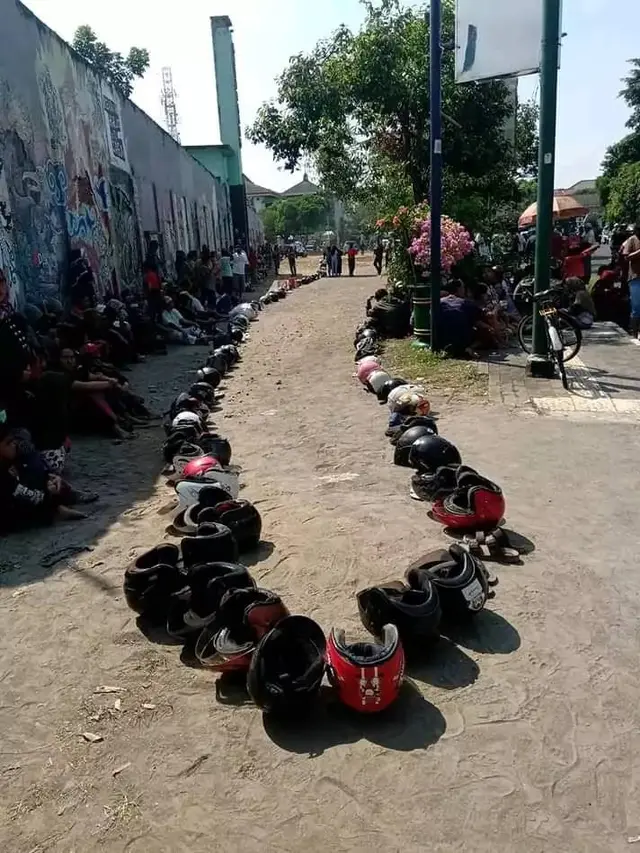 7 Potret Aksi Nyeleneh Orang Waktu Antri Giliran Ini Kreatif Banget