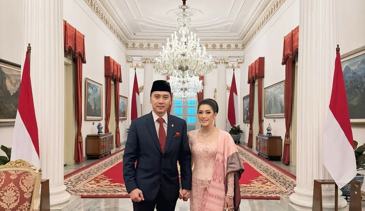 Iparnya, Aliya Rajasa juga mengenakan kebaya warna yang sama, namun dalam model kerah square neck. Penampilannya juga dilengkapi songket sebagai bawahan dan selendang.  [@ruby_26].