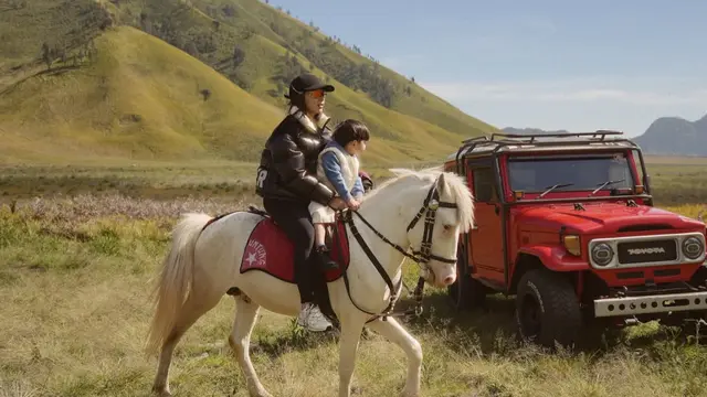 Nikita Willy Liburan di Bromo naik kuda bersama anaknya. [@nikitawillyofficial94]