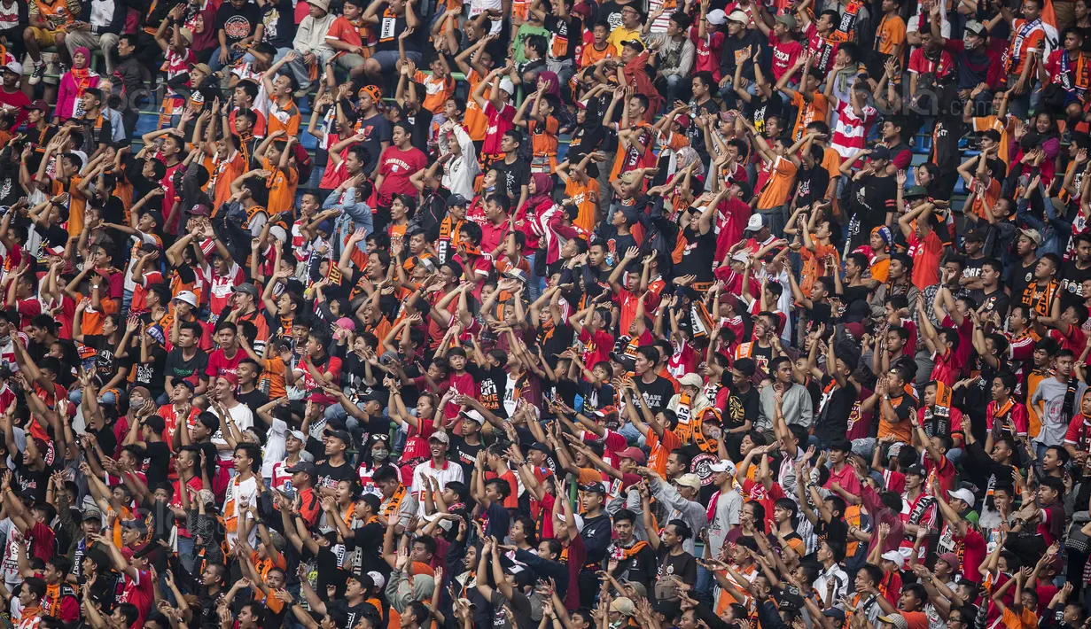 Suporter Persija, The Jakmania, memberikan dukungan saat melawan Borneo FC pada laga Liga 1 di Stadion Patriot Bekasi, Jawa Barat, Minggu (16/7/2017). Persija menang 1-0 atas Borneo FC. (Bola.com/Vitalis Yogi Trisna)