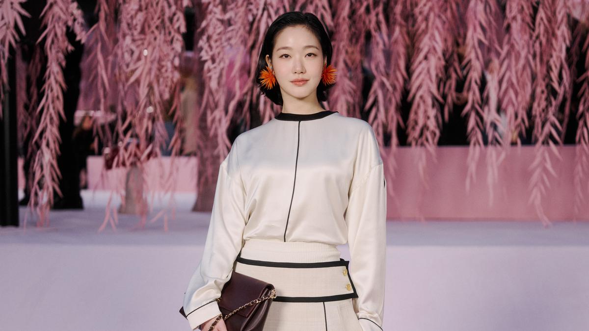 Pesona Kim Go Eun Jadi Human Chanel saat Hadir di Fashion Show Haute Couture Chanel Paris, Antingnya Curi Perhatian