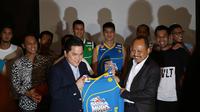 Komisaris Indonesia Sport Venture, Erick Thohir memberikan jersey Satria Muda kepada VP Retail Fuel Marketing Pertamina, Afandi pada peluncuran logo dan tim Satria Muda Pertamina di Hotel Fermont, Jakarta, Kamis (07/01/2016). (Bola.com/Nicklas Hanoatubun)