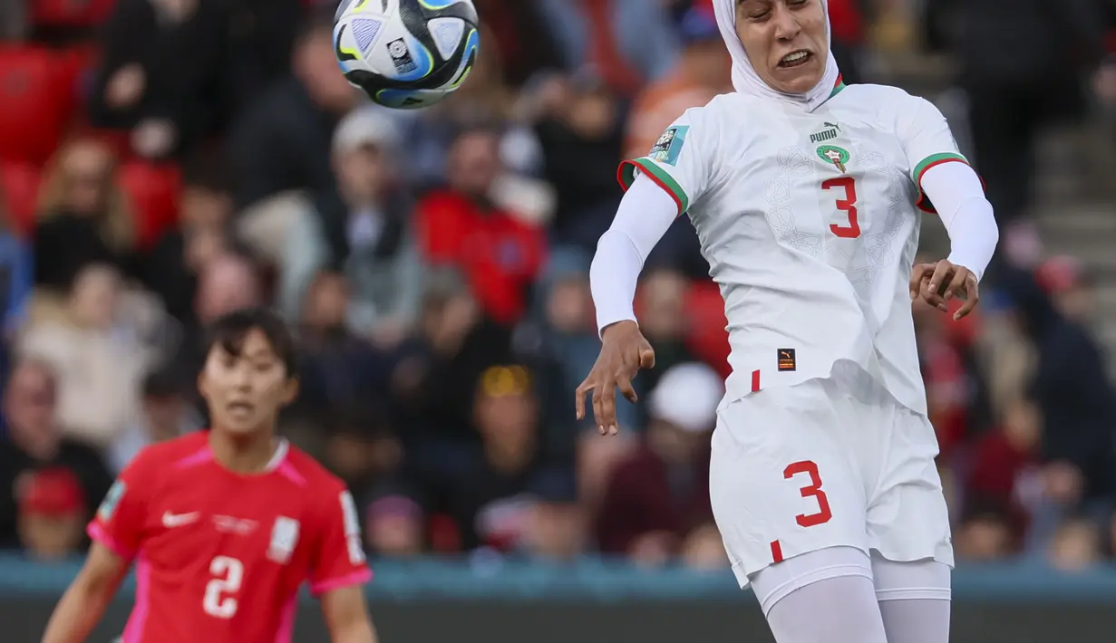 Bek Timnas Maroko, Nouhaila Benzina menyundul bola saat laga kedua Grup H Piala Dunia Wanita 2023 di Hindmarsh Stadium, Adelaide, Minggu (30/7/2023). (AP Photo/James Elsby)