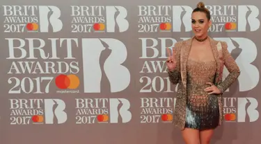 Penyanyi AS, Katy Perry menghadiri ajang penghargaan musik tahunan Brit Awards 2017 di The O2 Arena, London, Rabu (22/2).  Katy Perry memilih mengenakan mini dress untuk penampilan red carpetnya. (NIKLAS HALLE'N/AFP)