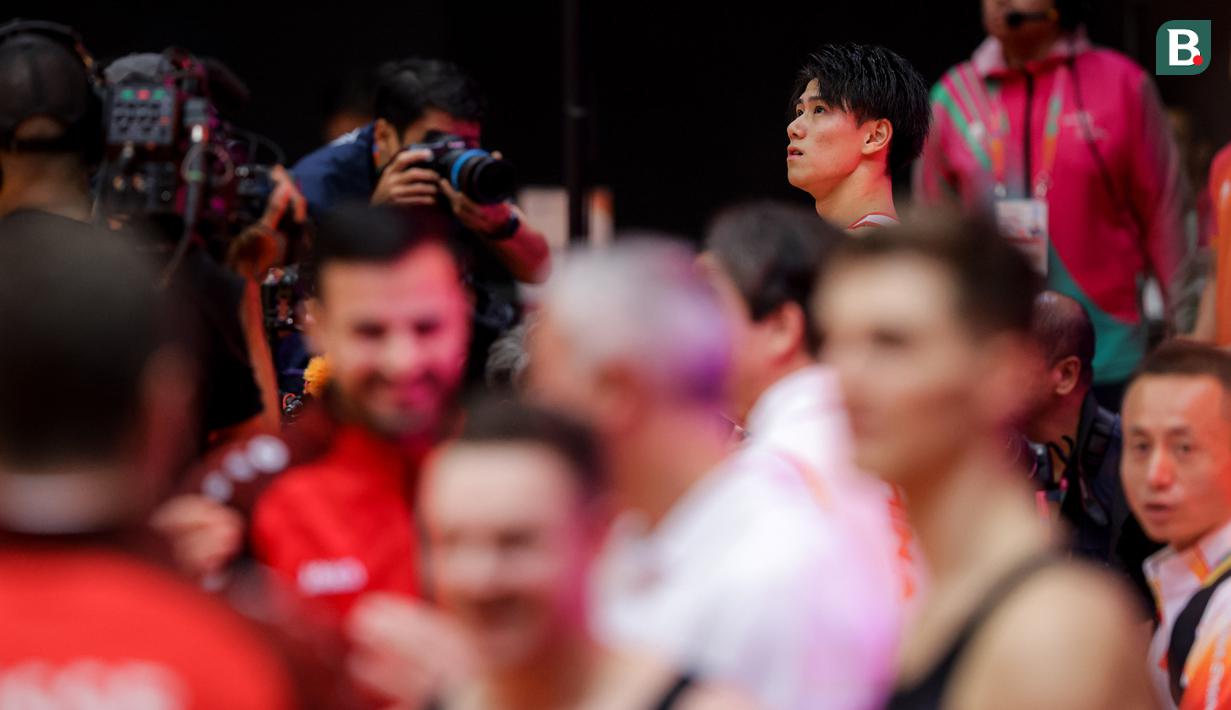 Pesenam Jepang, Daiki Hashimoto menunggu penilaian akhir saat final All-Around Kejuaraan Dunia Gimnastik 2025 di Indonesia Arena, Senayan, Jakarta, Rabu (22/10/2025). (Bola.com/Bagaskara Lazuardi)