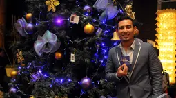 Rio Febrian saat ikut meramaikan acara Christmas Tree Lighting Ceremony di Intercontinental Hotel, Jakarta. Foto diambil pada Kamis (27/11/2014). (Liputan6.com/Panji Diksana)