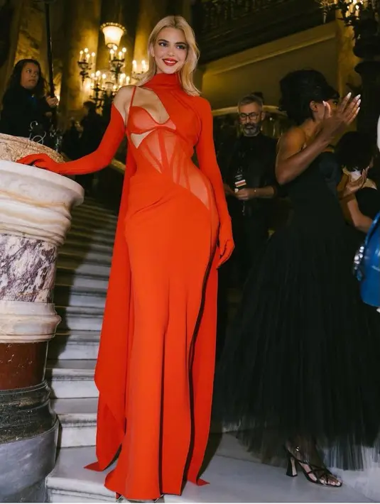 Bersama Loreal Paris, Kendall pun mengenakan dress panjang merah. Memiliki aksen lengan panjang dan kerah tinggi. Serta di bagian dada siluet bra dan korset di bagian perut. [@kendalljenner]