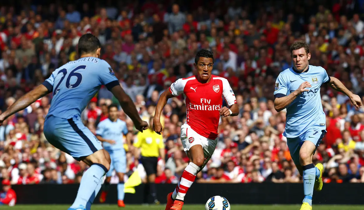 Penyerang Arsenal, Alexis Sanchez (tengah), mencoba menembus kawalan dua pemain Manchester City, Martin Demichelis (kiri) dan James Milner, dalam laga lanjutan Liga Primer Inggris di Stadion Emirates, London, (13/9/2014). (REUTERS/Eddie Keogh) 