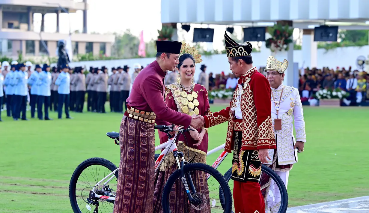 <p>Menteri Agraria dan Tata Ruang, Agus Harimurti Yudhoyono (AHY), dan istrinya, Annisa Pohan,&nbsp;menang pakaian adat terbaik saat upacara penurunan bendera HUT ke-79 RI di Ibu Kota Nusantara (IKN), Kalimantan Timur. (Foto: Biro Pers Sekretariat Presiden)</p>