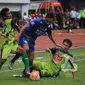 Pemain Persib Bandung Marcos Flores mencoba melewati hadangan dua pemain Bhayangkara FC dalam lanjutan Torabika Soccer Championship Presented by IM3 Ooredoo di Stadion Wibawa Mukti, Cikarang, Jawa Barat, Rabu (12/10/2016) sore WIB. (indonesiansc.com)