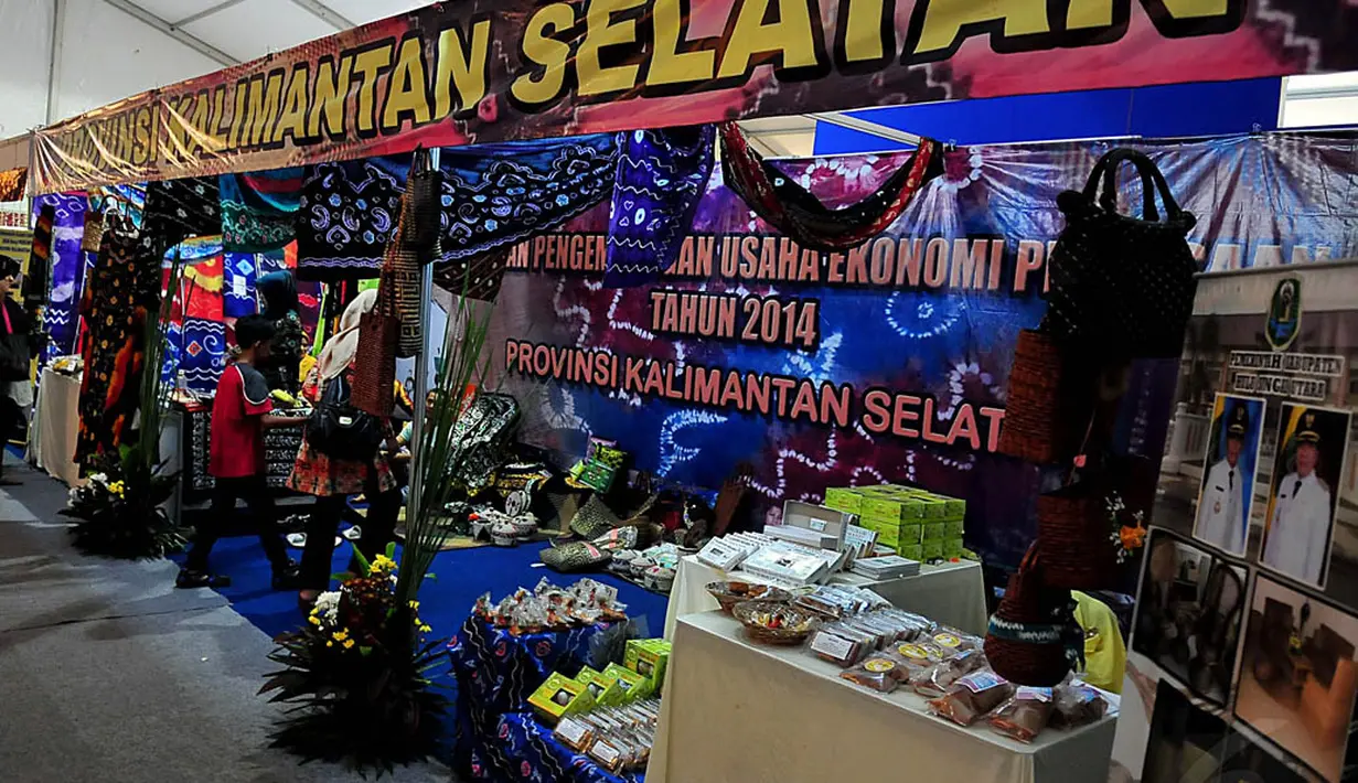 Pameran ini menampilkan hasil-hasil kerajinan dan produk-produk unggulan desa dari seluruh Indonesia, Jakarta, Jumat (7/11/2014). (Liputan6.com/Johan Tallo)