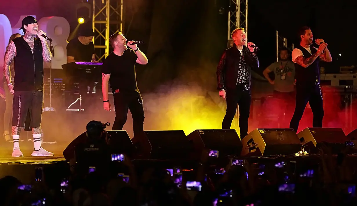 Keith Duffy sendiri pun mengungkapkan candaan untuk para penonton yang menyanyikan lagu-lagu itu dengan lihainya. (Bambang E. Ros/Bintang.com)