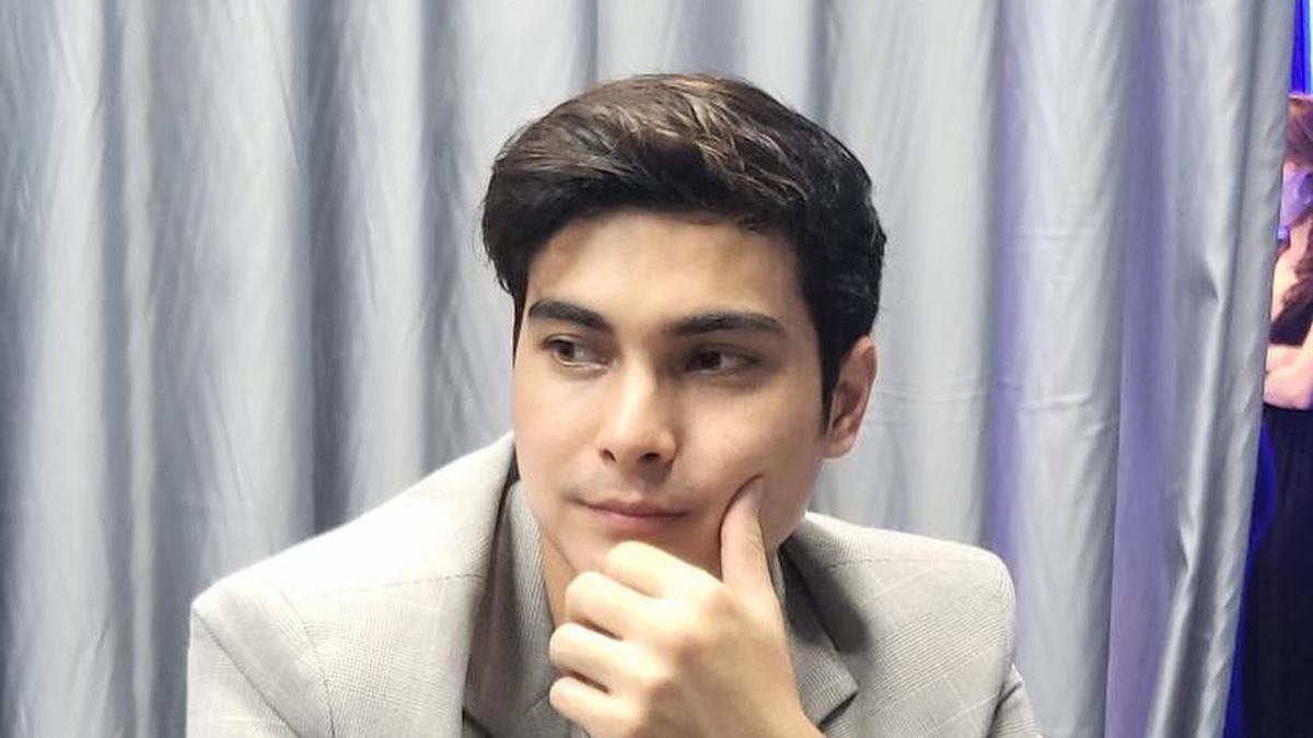 Cinta Brian Bawa 9 Pasang Sepatu di Lokasi Syuting Sinetron Seharum Cinta Melati, Pakai Blazer Melulu