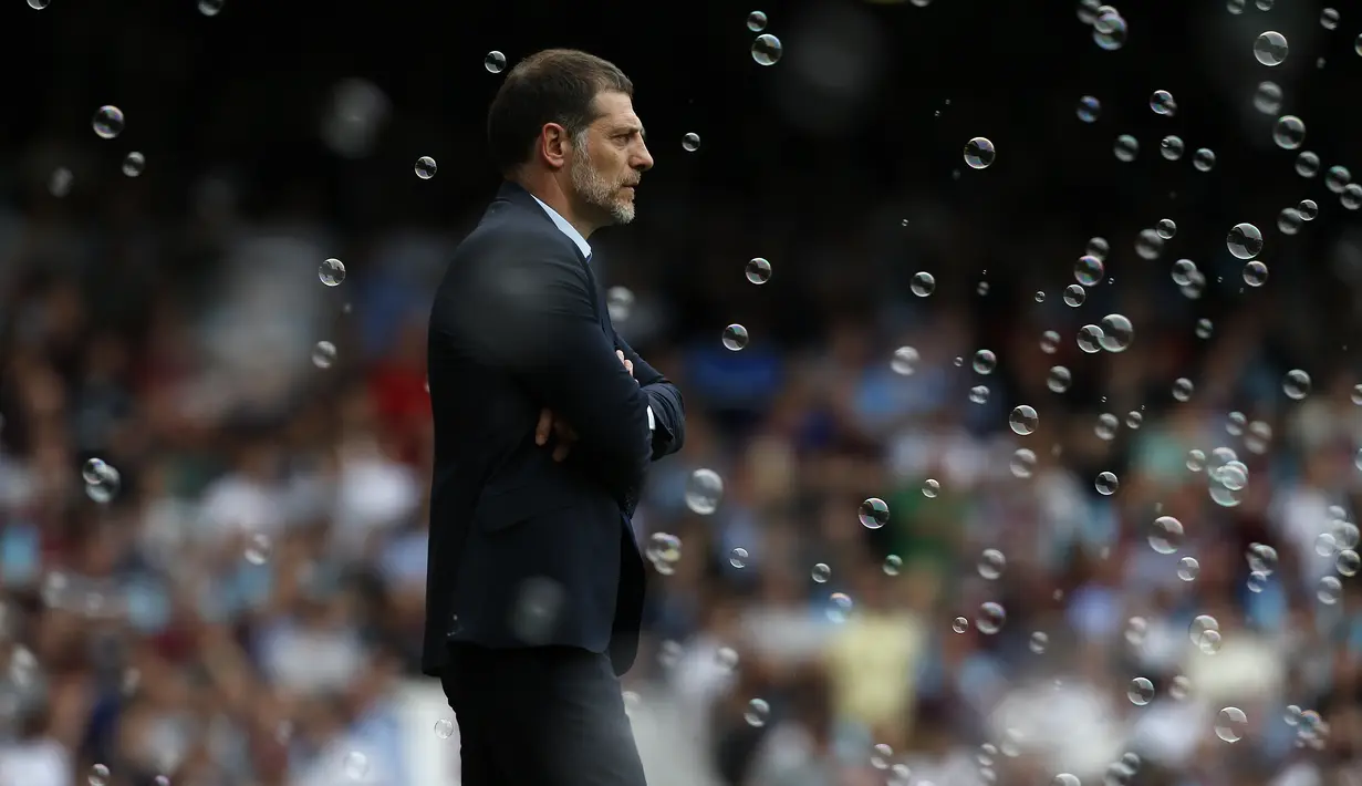Ekspresi pelatih West Ham United, Slaven Bilic, saat timya bertanding melawan Swansea City dalam laga Liga Inggris di Stadion Upton Park, London, Sabtu (7/5/2016). (AFP/Ian Kington)