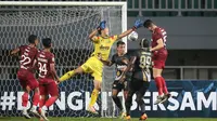 Pemain Persis Solo, Fabiano Beltrame (kanan) mencetak gol kedua timnya ke gawang Martapura Dewa United dalam laga semifinal Liga 2 2021 di Stadion Pakansari, Bogor, Senin (27/12/2021). (Bola.com/Bagaskara Lazuardi)