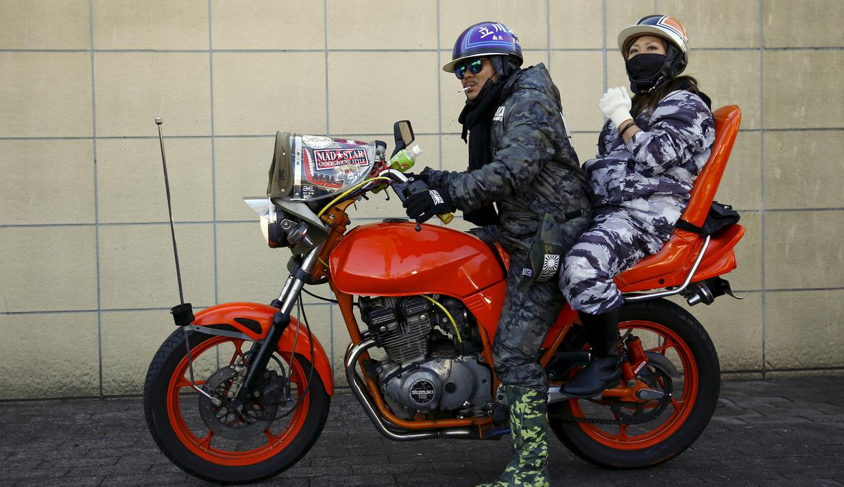 Seorang pemilik motor lama Bousouzoku saat sedang berhenti di Yamanashi, Jepang , (3/1). Motor ini dilarang karena dianggap bising oleh pihak kepolisian. (REUTERS / Thomas Peter)