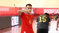 Selebrasi Samuel Eko setelah mencetak gol untuk Timnas Futsal Indonesia ke gawang Jepang dalam ajang 4 Nations World Seris 2025 di Jakarta International Velodrome, Jakarta, Kamis (30/1/2025) malam. (Bola.com/Abdul Aziz)