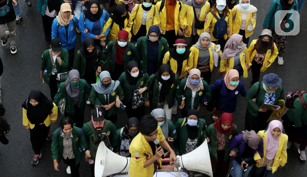Mahasiswa berunjuk rasa menolak RUU Omnibus Law di depan Gedung MPR/DPR/DPD di Jalan Gatot Subroto, Jakarta, Rabu (4/2/2020). Aksi ini diikuti Aliansi Badan Eksekutif Mahasiswa Seluruh Indonesia (BEM SI) dari 13 kampus di Jabodetabek. (Liputan6.com/Johan Tallo)
