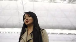 Miss World Kanada, Anastasia Lin berpose di Bandara Hong Kong, Kamis (26/11). Lin ditolak menaiki pesawat untuk mengikuti perlombaan kecantikan di Sanya, China diduga karena dia terlalu vokal menyinggung kasus HAM di negeri itu. (REUTERS/Tyrone Siu)