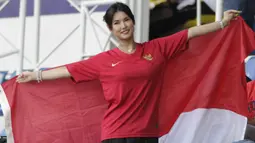 Bintang film asal Jepang, Maria Ozawa, memberikan dukungan untuk Timnas Indonesia U-22 saat melawan Thailand pada SEA Games 2019 di Stadion Rizal Memorial, Manila, Selasa (26/11). Indonesia menang 2-0 atas Thailand. (Bola.com/M Iqbal Ichsan)