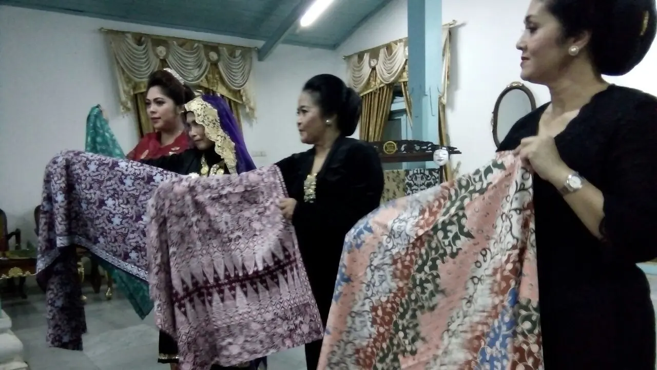 Patih Keraton Kanoman Lelang Batik-Batik Kesayangan, Buat Apa?
