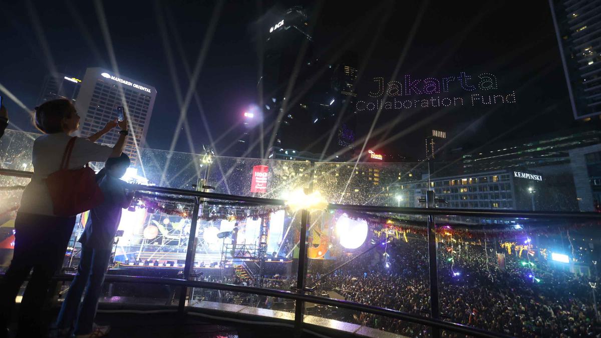 Atraksi Drone dan Cahaya Lampu Hiasi Malam Pergantian Tahun di Bundaran Hotel Indonesia Jakarta