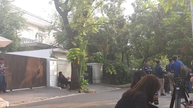 Kediaman cawapres Ma'ruf Amin masih tertutup rapat. Namun tampak sejumlah Paspampres telah berdatangan. (Liputan6.com/Ika Defianti)