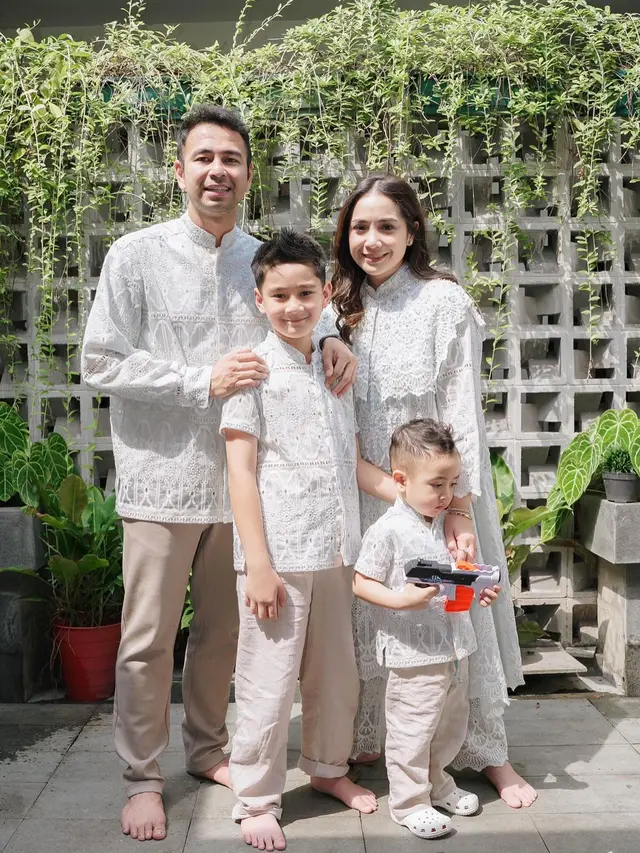 10 Potret Seleb Rayakan Lebaran dengan Keluarga, Outfitnya Kompak