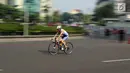 Seorang pria bersepeda di kawasan CFD, Jakarta, Minggu (28/5). Kawasan CFD terlihat sepi pada Minggu pertama Bulan Ramadan 1438  H.  (Liputan6.com/Johan Tallo)