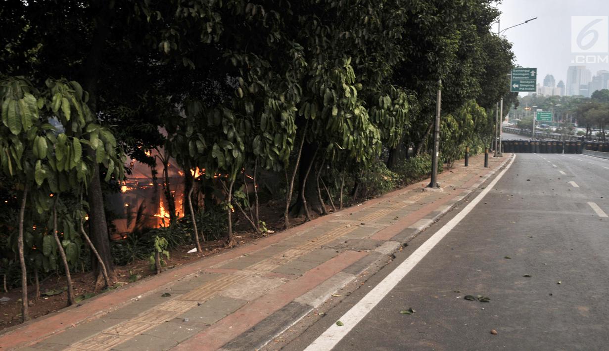 Pos Polisi Subsektor Pejompongan terbakar saat polisi mengamankan demonstrasi pelajar yang berujung bentrok di Jakarta, Rabu (25/9/2019). Pos Polisi Subsektor Pejompongan yang berada dekat lokasi bentrok terbakar hingga menghanguskan bangunan. (merdeka.com/Iqbal Nugroho)