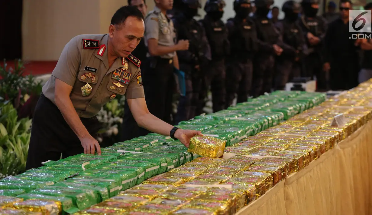 Kapolda Metro Jaya Irjen Pol M Iriawan melihat barang bukti sabu dalam rilis di Polda Metro Jaya, Kamis (20/7). Sembilan orang tersangka diamankan petugas dalam penyelundupan sabu seberat 1 Ton asal Taiwan di Banten. (Liputan6.com/Faizal Fanani)