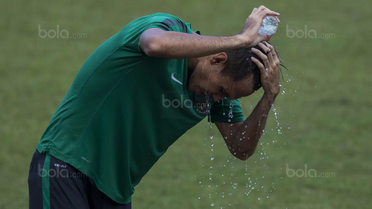 Bek Timnas Indonesia U-22, Rezaldi Hehanusa, mendinginkan diri pada latihan jelang laga melawan Timor Leste di SEA Games 2017. (Bola.com/Vitalis Yogi Trisna)