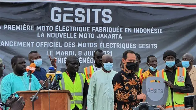 Dubes RI Dakar, Dindin Wahyudin, mempromosikan motor listrik GESITS di Senegal. (Dok: Kemlu RI)