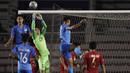 Kiper Timnas Indonesia U-22, Nadeo Argawinata, berusaha menangkap bola saat melawan Singapura U-22 pada laga SEA Games 2019 di Stadion Rizal Memorial, Manila, Kamis (28/11). Indonesia menang 2-0 atas Singapura. (Bola.com/M Iqbal Ichsan)