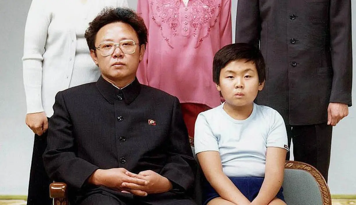 Foto yang diambil pada tanggal 19 Agustus 1981 dan dirilis ke AFP pada tahun 2000 menunjukkan pemimpin Korea Utara Kim Jong-Il bersama anaknya, Kim Jong-Nam saat potret keluarga di Pyongyang. (AFP PHOTO / Handout /  - South Korea OUT - North Korea OUT)