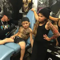 Melalui teknik tertentu, seniman tato ini membuat tato buat anak-anak. Keren!