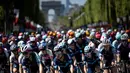 Rombongan pebalap bersaing saat etape pertama Tour de France Wanita 2022 yang menempuh jarak sepanjang 81,6 km dari Tour Eiffel hingga Champs-Elysees, Paris pada 24 Juli 2022. (AFP/Jeff Pachoud)