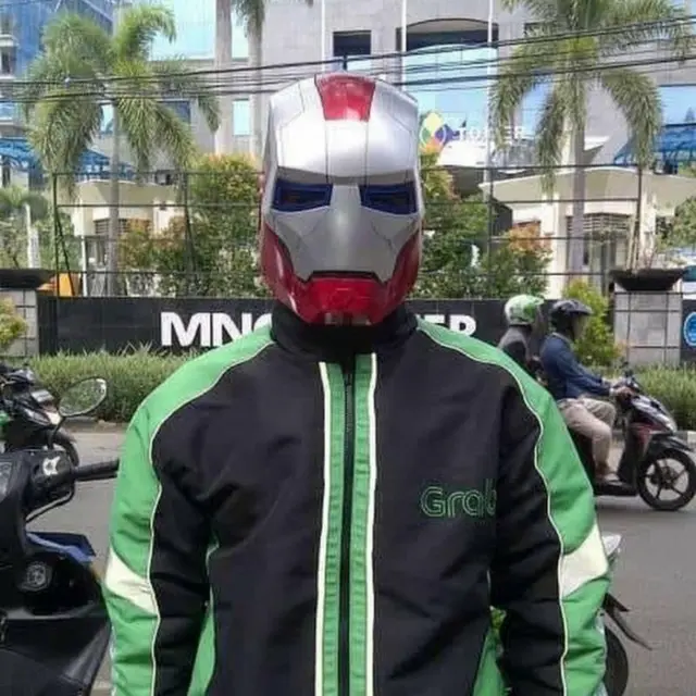 Gaya Driver Ojek Online saat Berasa Jadi Superhero Ini Bikin Geleng-Geleng