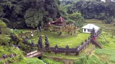 Bila sedang berlibur di Bali, coba saja mengarah ke utara. Tepatnya menuju peraih Desa Angseri di Kecamatan Baturiti, Kabupaten Tabanan, Bali. Kurang lebih jaraknya 1,5 jam dari Bandar Udara Internasional I Gusti Ngurah Rai. Memasuki gerbang desa, mata langsung dimanjakan dengan tatanan rumah khas warga Bali. Berada di area ketinggian 640 mdpl dan memiliki luas wilayah 758 hektare (Ha), serta sejuknya udara desa peraih Desa BRILiaN 2023 ini memang nyaman untuk wisatawan yang mencari ketenangan setelah melewati hingar bingar Bali. (Foto: Dokumentasi BRI)