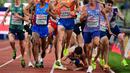 Seorang atlet terjatuh (tengah) saat final 5000m putra selama European Championships 2022 di Stadion Olimpiade, Munich, Jerman pada 16 Agustus 2022. (AFP/Ina Fassbender)