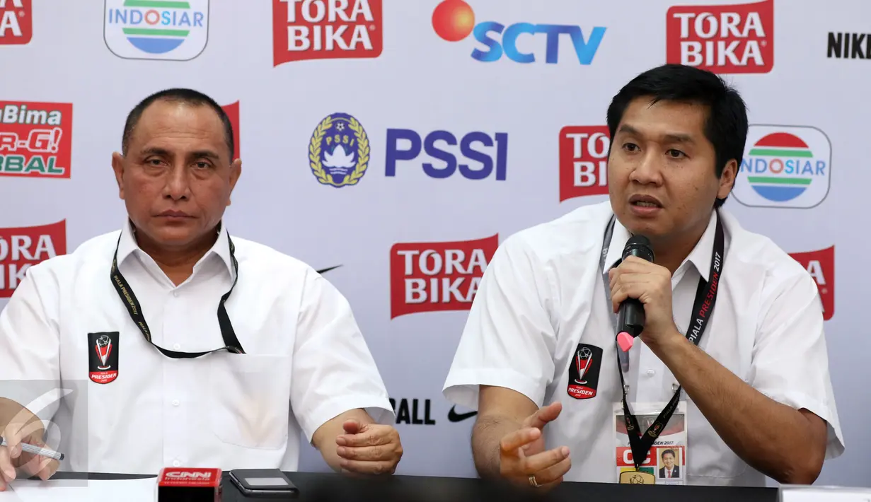 Ketua SC, Maruarar Sirait (kanan) memberi keterangan jelang penandatangan kerjasama penyelenggaraan Piala Presiden 2017 dengan PWC di Stadion Maguwoharjo, Sleman, Sabtu (4/2). (Liputan6.com/Helmi Fithriansyah)