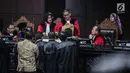 Majelis Hakim mengecek amplop yang dibawa Komisioner KPU, Hasyim Asyari disaksikan tim kuasa hukum pasangan Prabowo-Sandiaga selama sidang lanjutan sengketa pilpres 2019 di Gedung MK, Jakarta, Kamis (20/6/2019). Selain itu juga tidak ada bekas lem pada amplop itu. (Liputan6.com/Faizal Fanani)