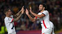 Goncalo Ramos merayakan gol kedua timnya bersama Lucas Hernandez dalam laga pembuka Liga Champions antara Barcelona dan PSG di Lluis Companys Olympic Stadium, 1 Oktober 2025. (AP Photo/Emilio Morenatti)
