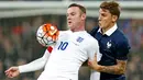 Penyerang Inggris, Wayne Rooney berusaha mengontrol bola dari kawalan bek Prancis, Lucas Digne pada laga persahabatan di Stadion Wembley, London, (18/11). Inggris menang atas Prancis dengan skor 2-0. (Reuters/Carl Recine)